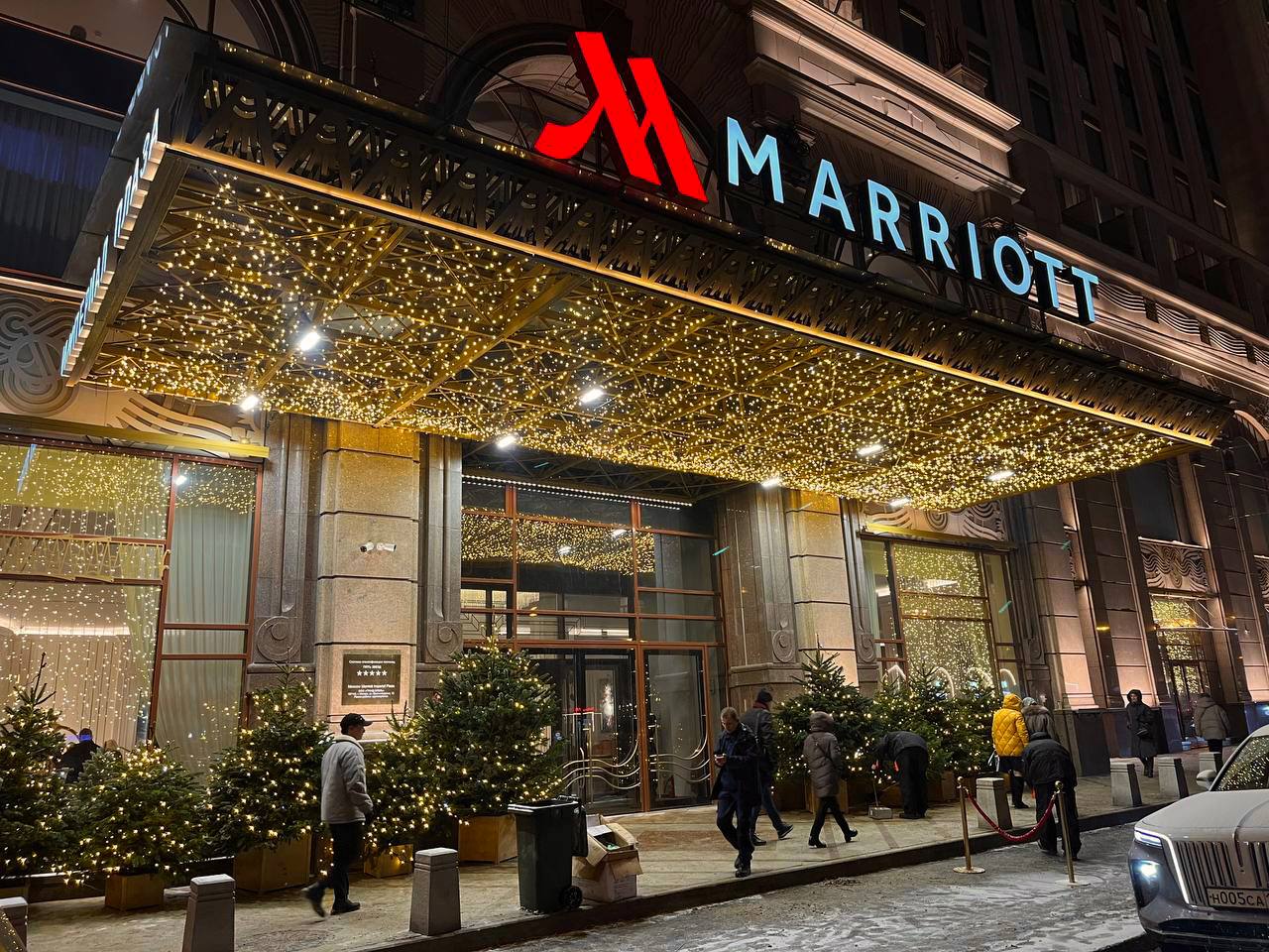 Оформление входной группы отеля MARRIOT